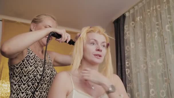 Професійна перукарня робить зачіску фото моделі . — стокове відео
