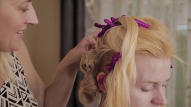 Cabeleireiro profissional mulher fazendo penteado foto do modelo . — Vídeo de Stock