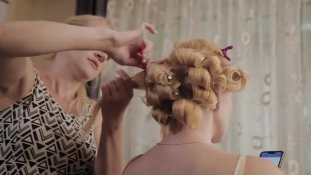 Profesjonalna fryzjerka kobieta robi fryzurę Zdjęcie modelu. — Wideo stockowe