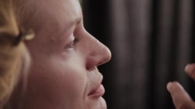 Profesyonel makyaj sanatçısı kadına model makyaj fotoğrafı uygular.