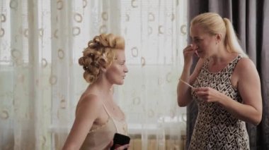 Profesyonel makyaj sanatçısı kadına model makyaj fotoğrafı uygular.