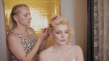 Model saç modeli fotoğraf yapıyor profesyonel kuaför kadın.