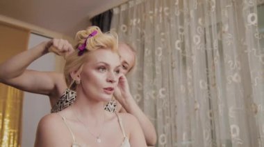 Model saç modeli fotoğraf yapıyor profesyonel kuaför kadın.