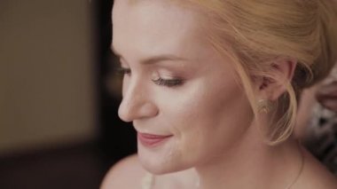 Model saç modeli fotoğraf yapıyor profesyonel kuaför kadın.