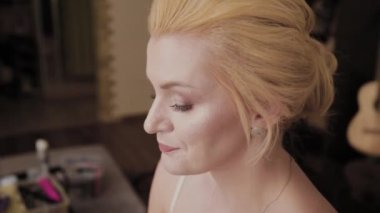 Model saç modeli fotoğraf yapıyor profesyonel kuaför kadın.