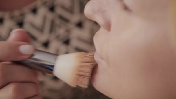 Professionell make-up artist applicerar make-up Foto av modell till kvinna. — Stockvideo