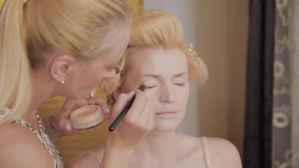Profesjonalny makijaż artysta stosuje makijaż Zdjęcie modelu do kobiety. — Wideo stockowe