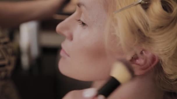 Maquillaje profesional artista aplica maquillaje foto del modelo a la mujer . — Vídeo de stock