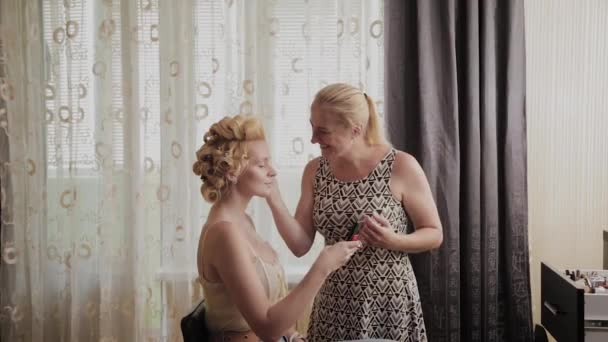 Professionele make-up Artist past make-up foto van model aan vrouw. — Stockvideo