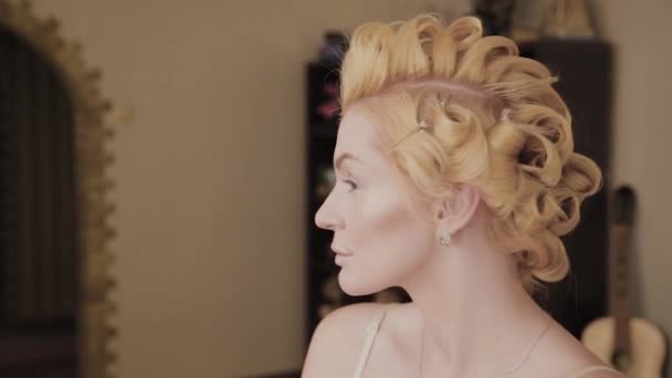 Professionell make-up artist applicerar make-up Foto av modell till kvinna. — Stockvideo