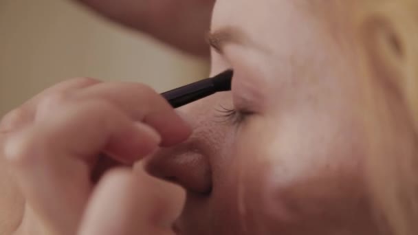 Professionele make-up Artist past make-up foto van model aan vrouw. — Stockvideo