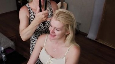 Model saç modeli fotoğraf yapıyor profesyonel kuaför kadın.