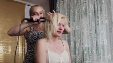 Model saç modeli fotoğraf yapıyor profesyonel kuaför kadın.