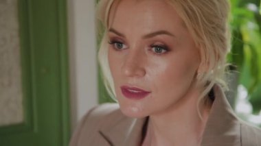 Güzel kadın bir kafede oturur ve onun sipariş bekliyor.