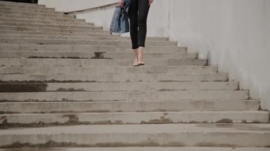 Güzel genç kadın nehir kenarında ki set boyunca yürüyor ve olanbitenden zevk alıyorlar..