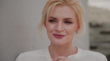 Güneşli bir günde bir sarışın güzel video portre.