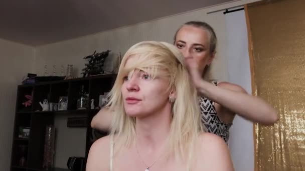 Професійна перукарня робить зачіску фото моделі . — стокове відео