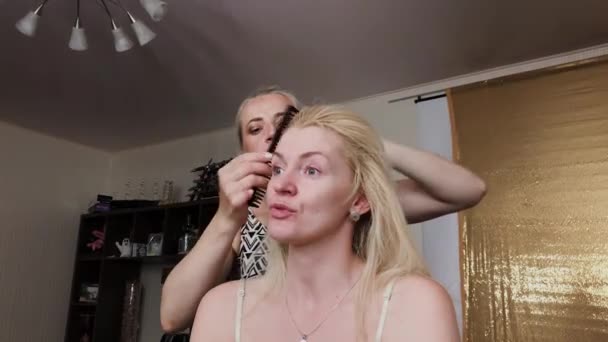 Profesionální kadeřnictví žena, která dělá kadeřnický snímek modelu. — Stock video