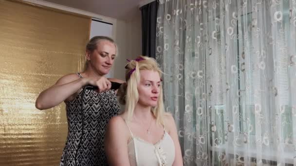 Профессиональный парикмахер женщина делает прическу фото модели . — стоковое видео