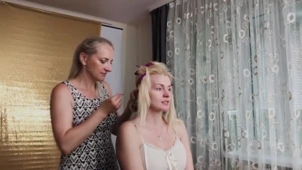 Cabeleireiro profissional mulher fazendo penteado foto do modelo . — Vídeo de Stock