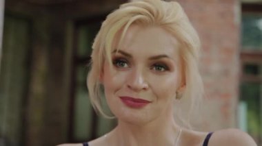 Güneşli bir günde bir sarışın güzel video portre.