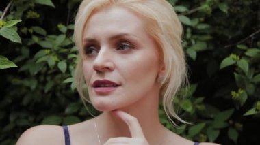 Güzel kadın fotoğraf modeli yaz aylarında yeşil çalılar duruyor.