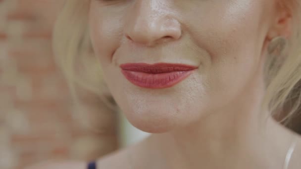 Beautiful video portrait of a blonde on a sunny day. — Stock Video