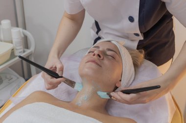 Profesyonel güzellik bir güzellik salonunda bir kadın için prosedür yapar.