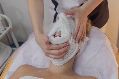 Profesyonel güzellik bir güzellik salonunda bir kadın için prosedür yapar.