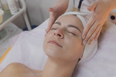 Profesyonel güzellik bir güzellik salonunda bir kadın için prosedür yapar.