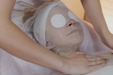 Profesyonel güzellik bir güzellik salonunda bir kadın için prosedür yapar.