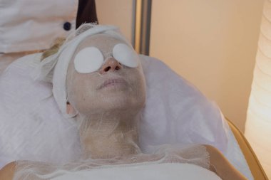 Profesyonel güzellik bir güzellik salonunda bir kadın için prosedür yapar.