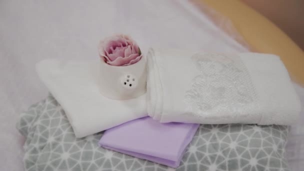 Salones para masaje tailandés con toallas, almohadas y flores en habitación vacía . — Vídeos de Stock