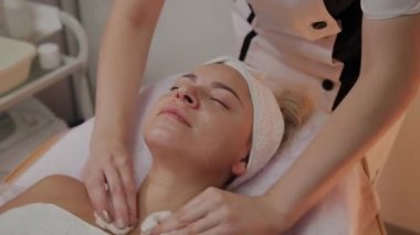 Bir kadın güzellik salonunda özel mendiller ile temizlenir.