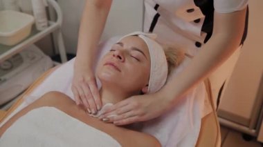 Bir kadın güzellik salonunda özel mendiller ile temizlenir.