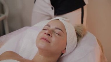 Kadın yüz masaj. Güzellik spa salonda yüz masaj. Erkek kozmetik spa merkezinde yüz masaj rahatlatıcı zevk. Vücut Bakımı, Cilt Bakımı, sağlık, güzellik bakımı.