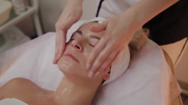 Kadın yüz masaj. Güzellik spa salonda yüz masaj. Erkek kozmetik spa merkezinde yüz masaj rahatlatıcı zevk. Vücut Bakımı, Cilt Bakımı, sağlık, güzellik bakımı.