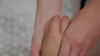 Çok güzel bir kız bir masaj spa salonu ona teslim alır.