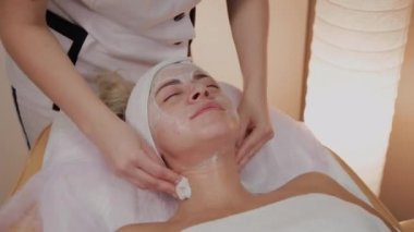 Bir kadın güzellik salonunda özel mendiller ile temizlenir.