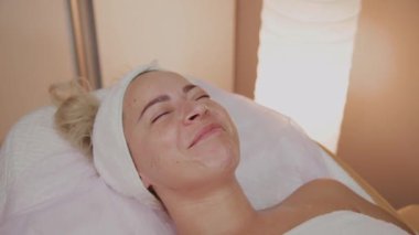 Yalan ve yüz bakım yordam lüks spa salonu bekleyen bornoz güzel genç kadın
