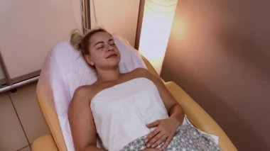 Yalan ve yüz bakım yordam lüks spa salonu bekleyen bornoz güzel genç kadın