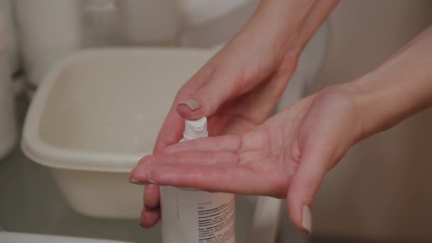 Profesjonalny kosmetyczka nakłada krem na ręce. — Wideo stockowe