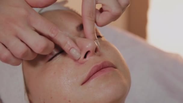 Kobieta robi masaż twarzy w salonie Spa. — Wideo stockowe