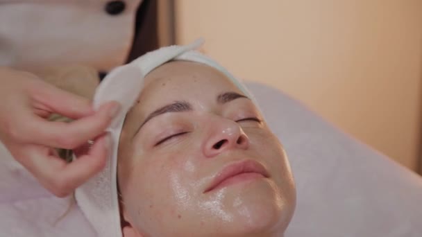 Professionelle Kosmetikerin bereitet Gesicht für Maske auf. — Stockvideo