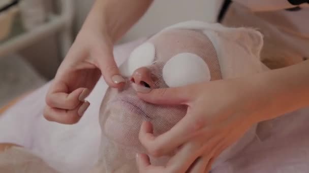 Profesionální beauticijník připravuje obličej pro aplikování masky. — Stock video