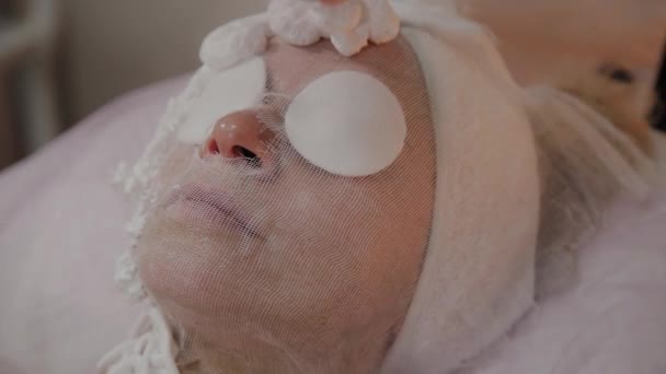 Estetista professionista applica una maschera di schiuma sul viso . — Video Stock