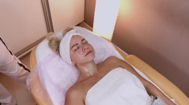 Profesyonel güzellik kadın yüzünde fırçalar ile maske uygulama.