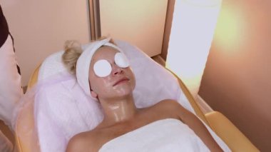 Profesyonel güzellik maskesi uygulamak için yüz hazırlanıyor.
