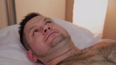 Yakışıklı adam güzellik kanepede yatıyor.