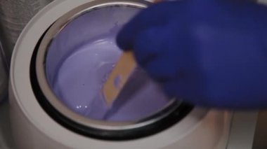 Profesyonel güzellik epilasyon için balmumu karıştırır.